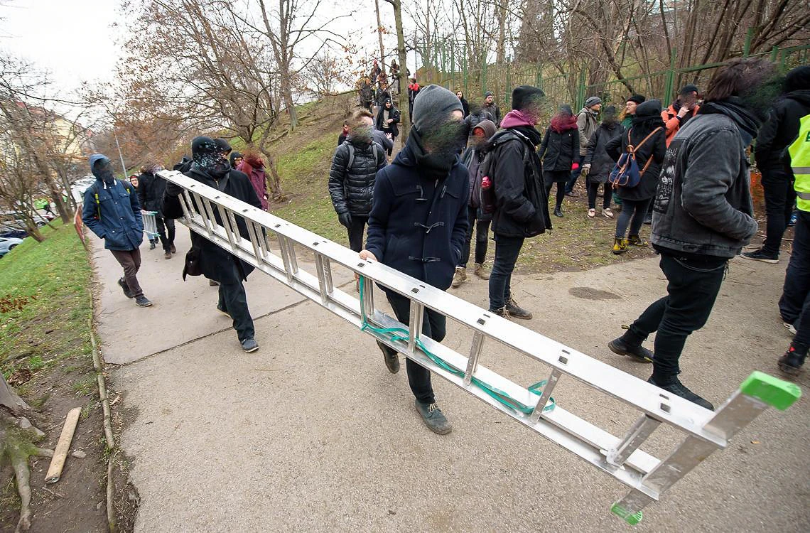 Klinika je po čtyřech letech prázdná 1 2019 01 17 klinika slez ze strechy 1140 zewlakk 9737