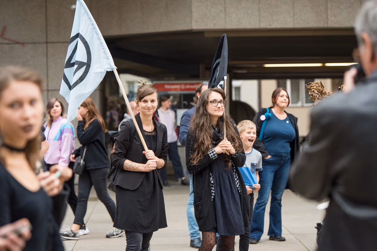Fotogalerie: Extinction Rebellion symbolicky pohřbilo české lesy 3 2019 09 24 pohreb lesu 1920 zewlakk 7919