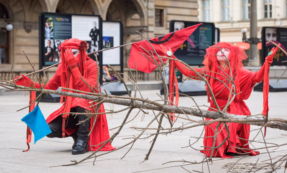 Fotogalerie: Extinction Rebellion symbolicky pohřbilo české lesy 4 2019 09 24 pohreb lesu 1920 zewlakk 7926