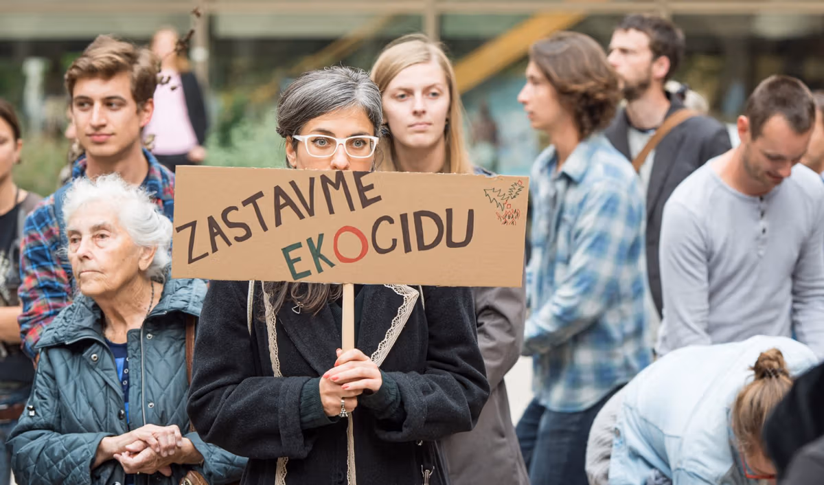 Fotogalerie: Extinction Rebellion symbolicky pohřbilo české lesy 5 2019 09 24 pohreb lesu 1920 zewlakk 7933