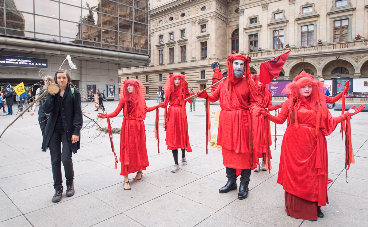 Fotogalerie: Extinction Rebellion symbolicky pohřbilo české lesy 6 2019 09 24 pohreb lesu 1920 zewlakk 7941