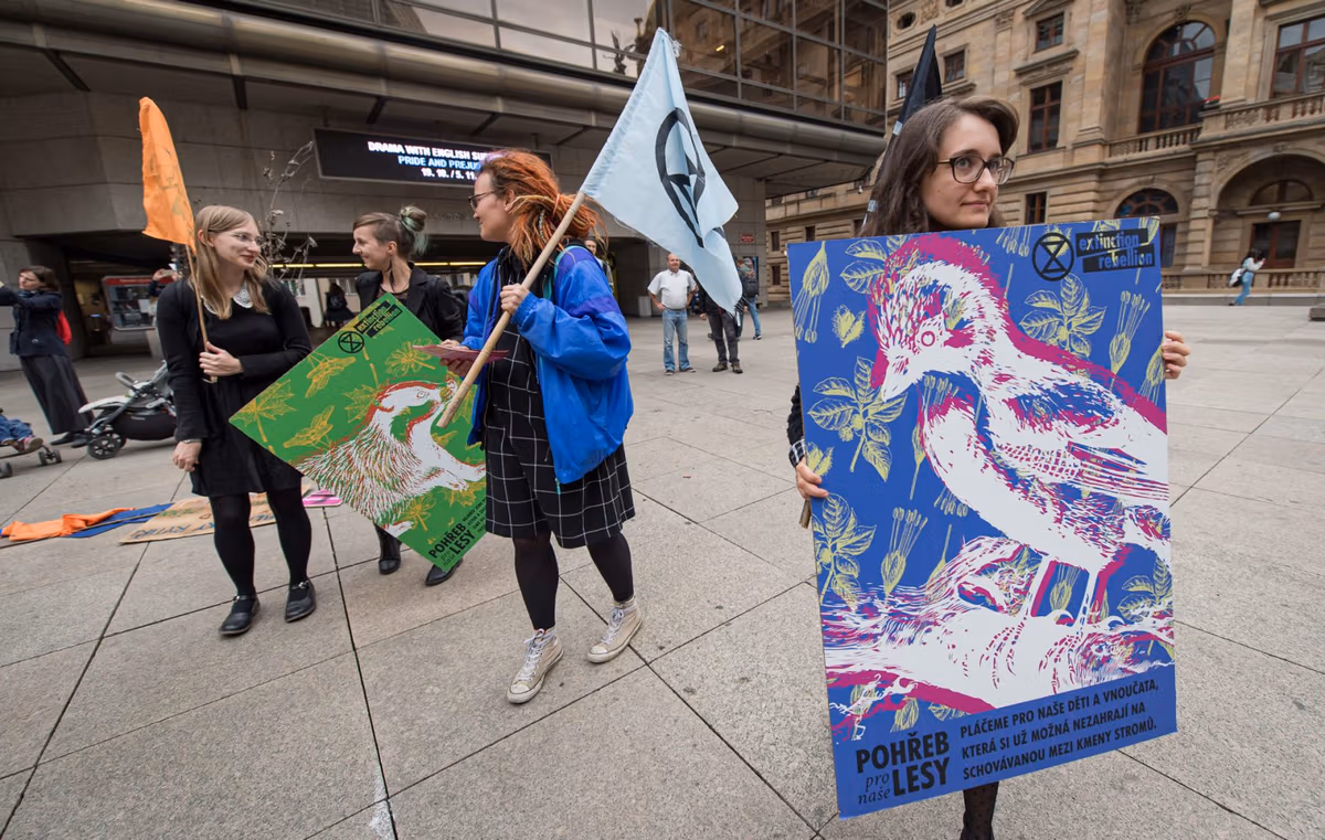 Fotogalerie: Extinction Rebellion symbolicky pohřbilo české lesy 7 2019 09 24 pohreb lesu 1920 zewlakk 7948