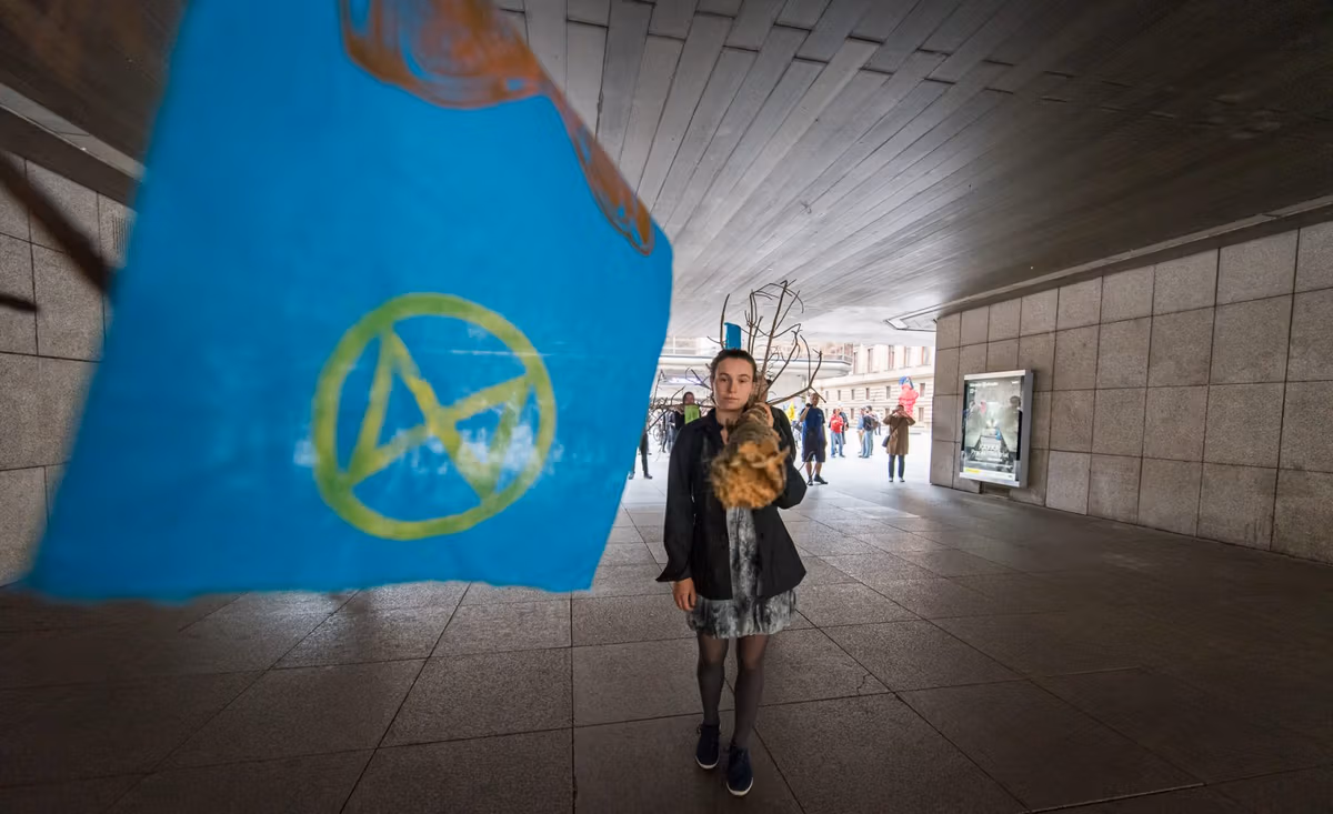 Fotogalerie: Extinction Rebellion symbolicky pohřbilo české lesy 8 2019 09 24 pohreb lesu 1920 zewlakk 7957