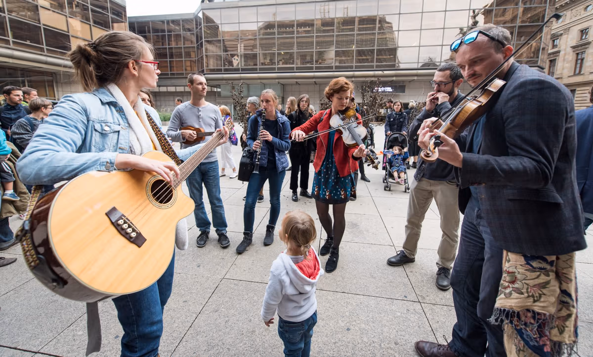 Fotogalerie: Extinction Rebellion symbolicky pohřbilo české lesy 9 2019 09 24 pohreb lesu 1920 zewlakk 7960