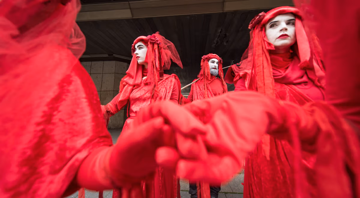 Fotogalerie: Extinction Rebellion symbolicky pohřbilo české lesy 10 2019 09 24 pohreb lesu 1920 zewlakk 7972