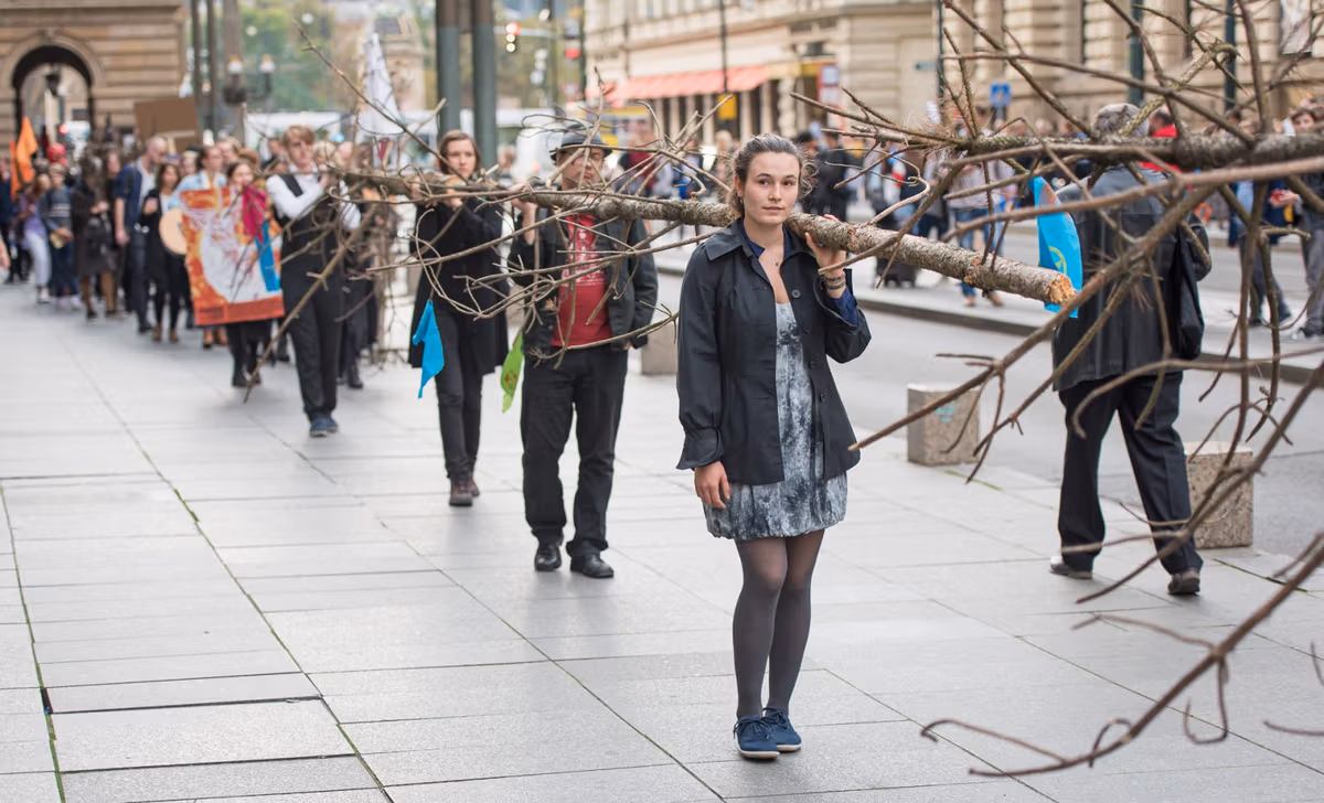 Fotogalerie: Extinction Rebellion symbolicky pohřbilo české lesy 16 2019 09 24 pohreb lesu 1920 zewlakk 7981