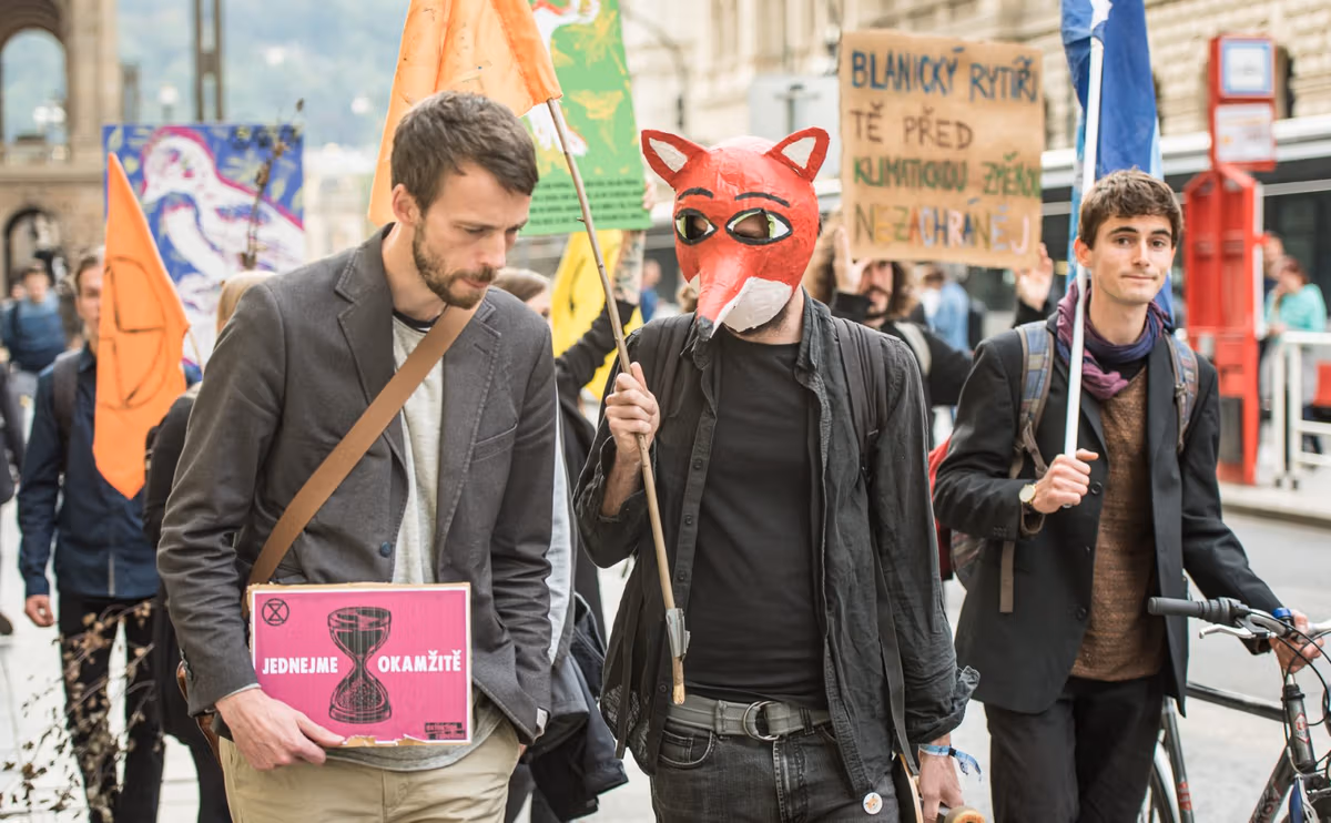 Fotogalerie: Extinction Rebellion symbolicky pohřbilo české lesy 17 2019 09 24 pohreb lesu 1920 zewlakk 7998