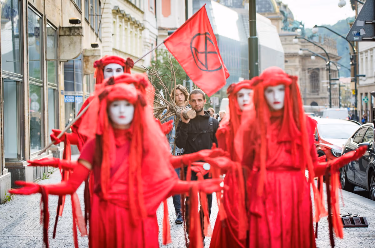 Fotogalerie: Extinction Rebellion symbolicky pohřbilo české lesy 18 2019 09 24 pohreb lesu 1920 zewlakk 8004