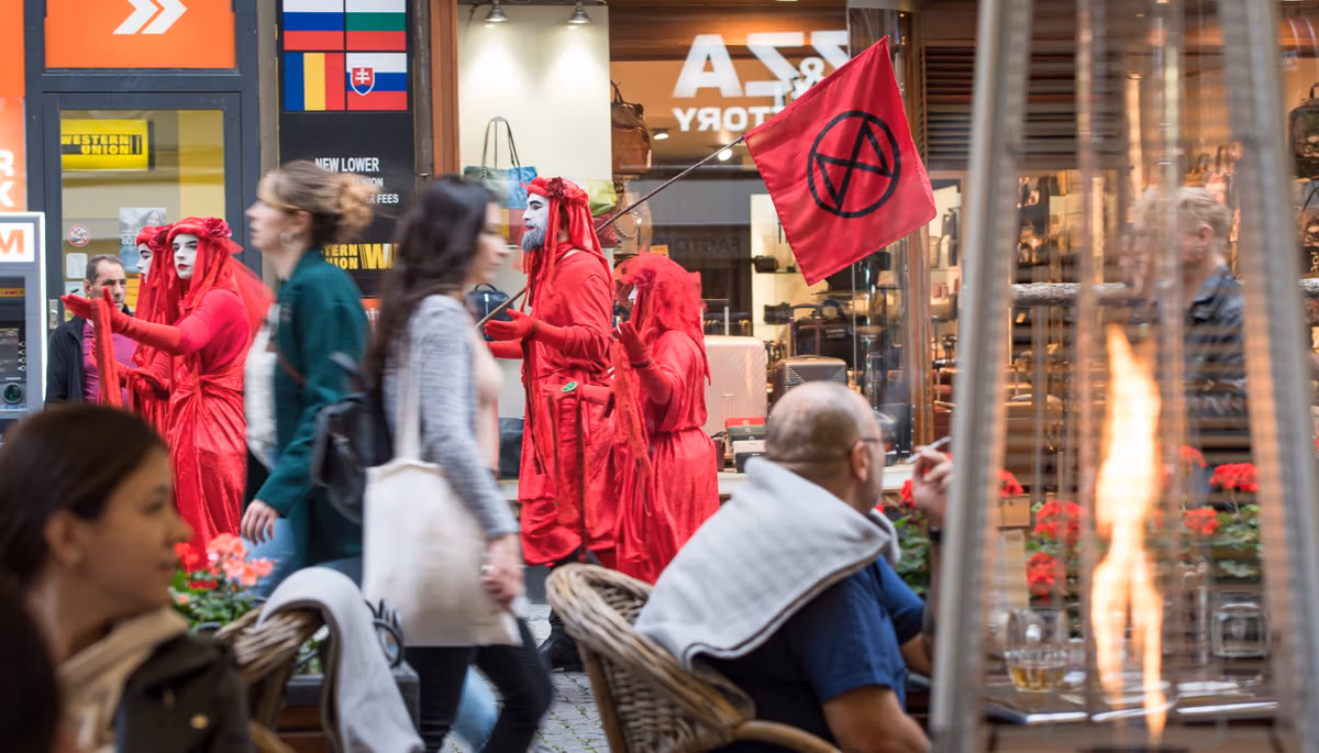 Fotogalerie: Extinction Rebellion symbolicky pohřbilo české lesy 19 2019 09 24 pohreb lesu 1920 zewlakk 8035