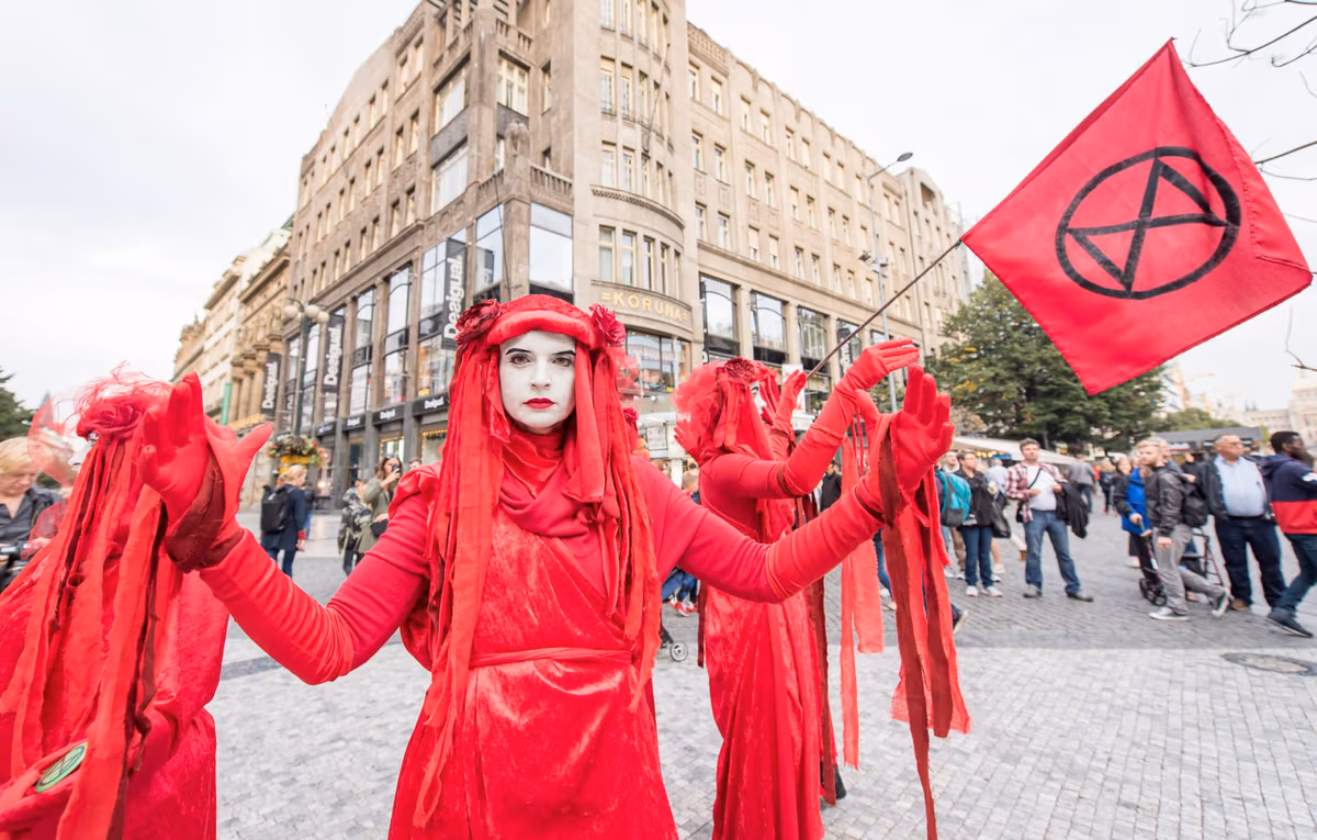 Fotogalerie: Extinction Rebellion symbolicky pohřbilo české lesy 20 2019 09 24 pohreb lesu 1920 zewlakk 8050