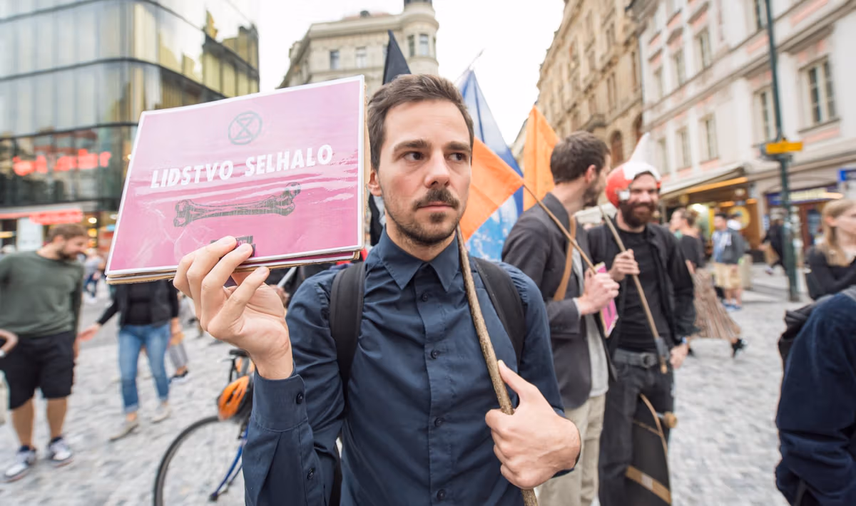 Fotogalerie: Extinction Rebellion symbolicky pohřbilo české lesy 21 2019 09 24 pohreb lesu 1920 zewlakk 8057