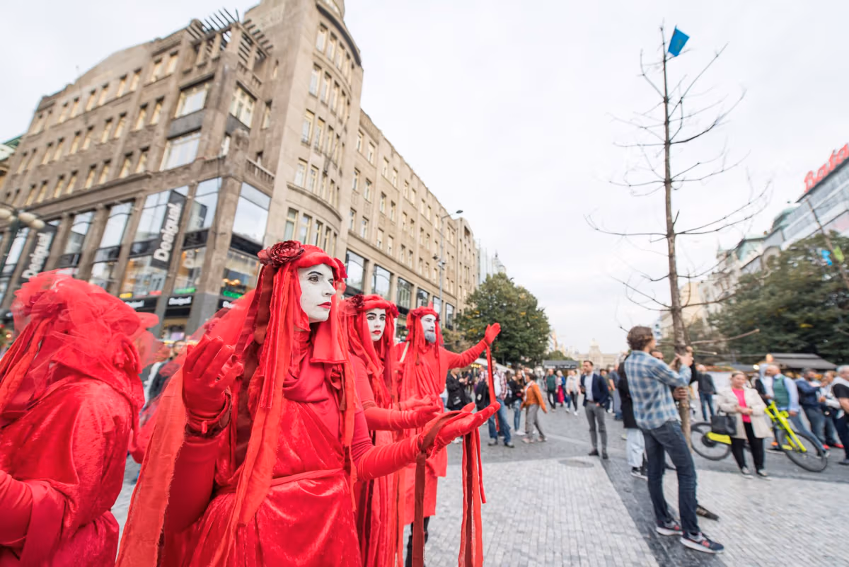 Fotogalerie: Extinction Rebellion symbolicky pohřbilo české lesy 11 2019 09 24 pohreb lesu 1920 zewlakk 8061