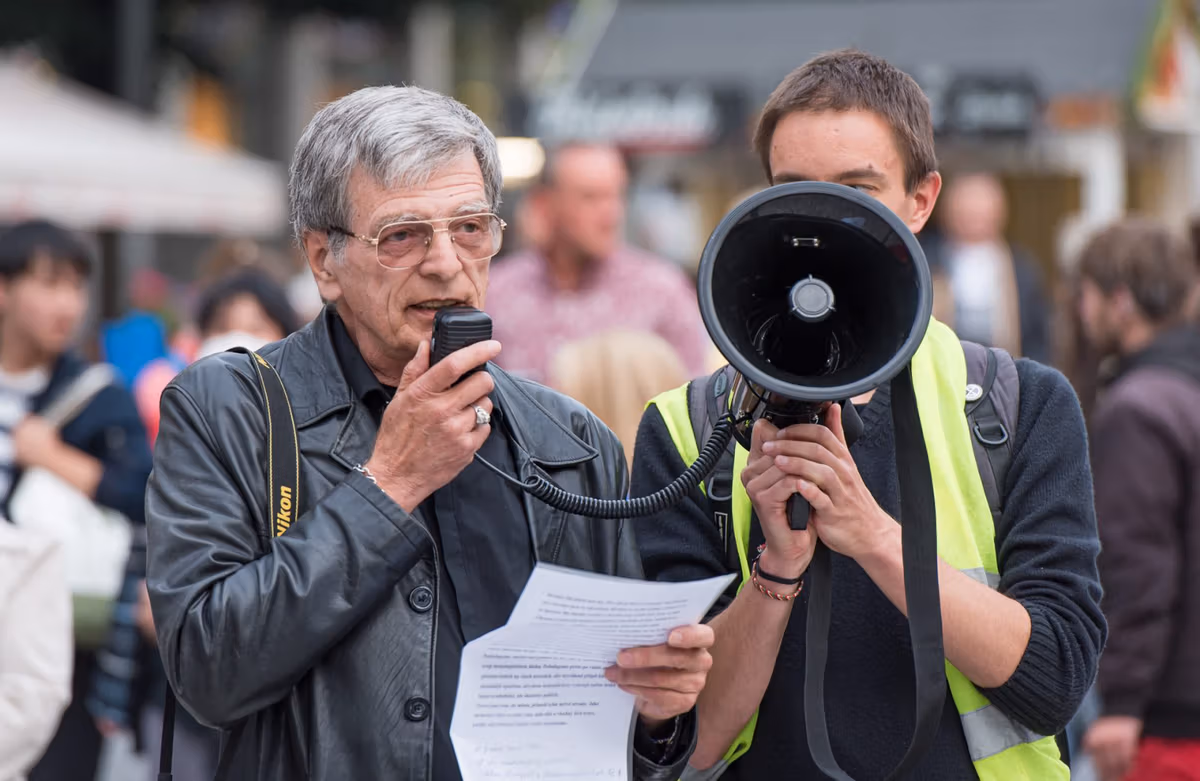 Fotogalerie: Extinction Rebellion symbolicky pohřbilo české lesy 12 2019 09 24 pohreb lesu 1920 zewlakk 8064