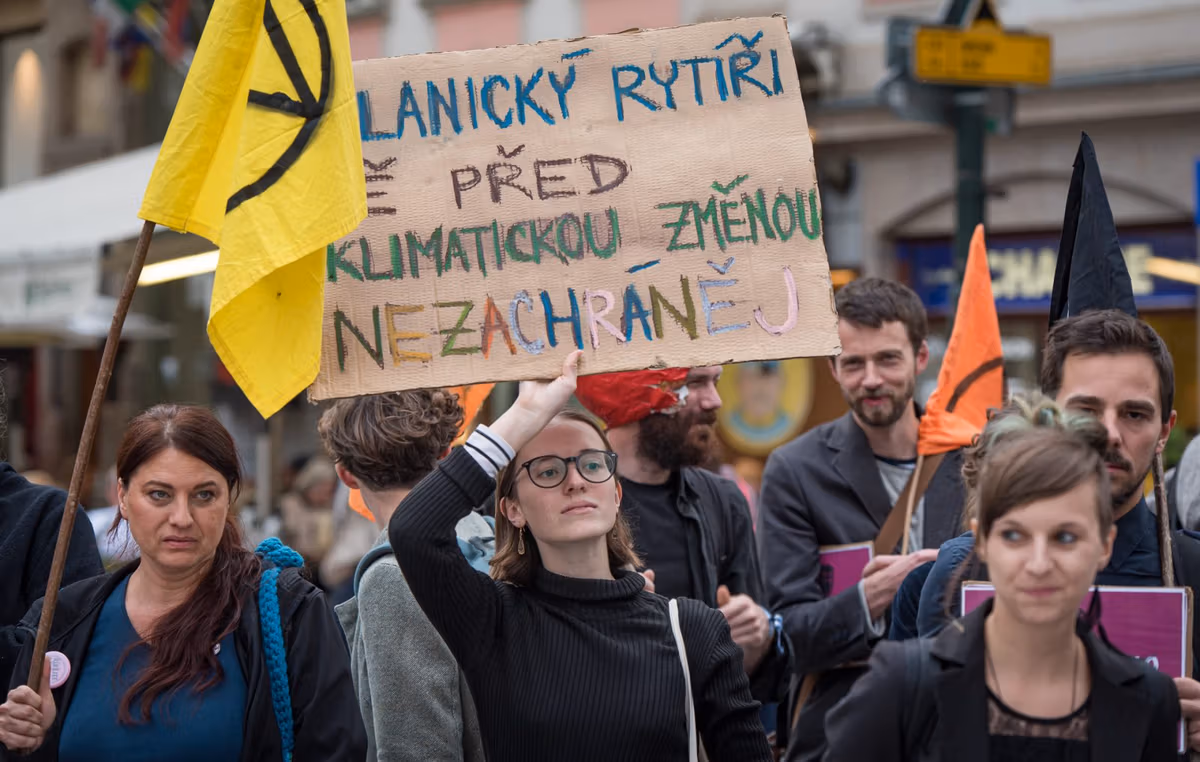 Fotogalerie: Extinction Rebellion symbolicky pohřbilo české lesy 13 2019 09 24 pohreb lesu 1920 zewlakk 8067