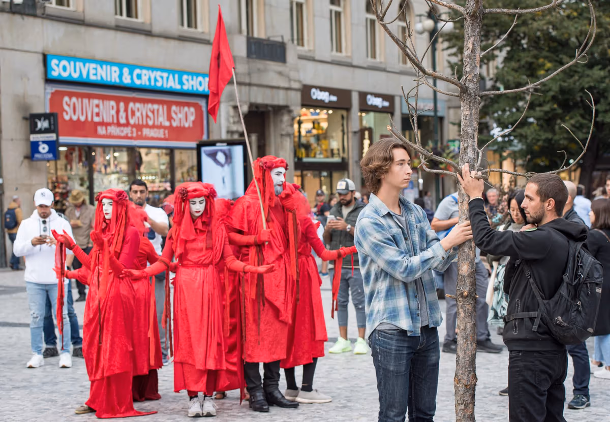 Fotogalerie: Extinction Rebellion symbolicky pohřbilo české lesy 14 2019 09 24 pohreb lesu 1920 zewlakk 8078