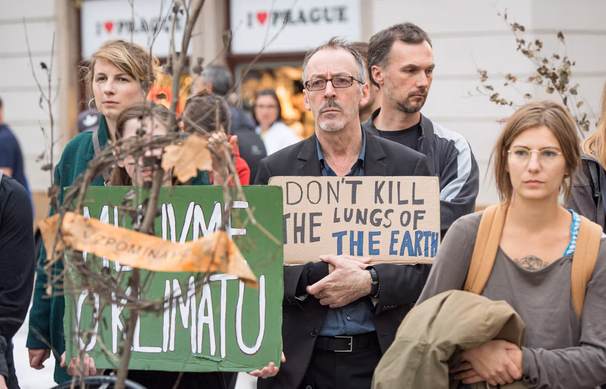 Fotogalerie: Extinction Rebellion symbolicky pohřbilo české lesy 15 2019 09 24 pohreb lesu 1920 zewlakk 8081