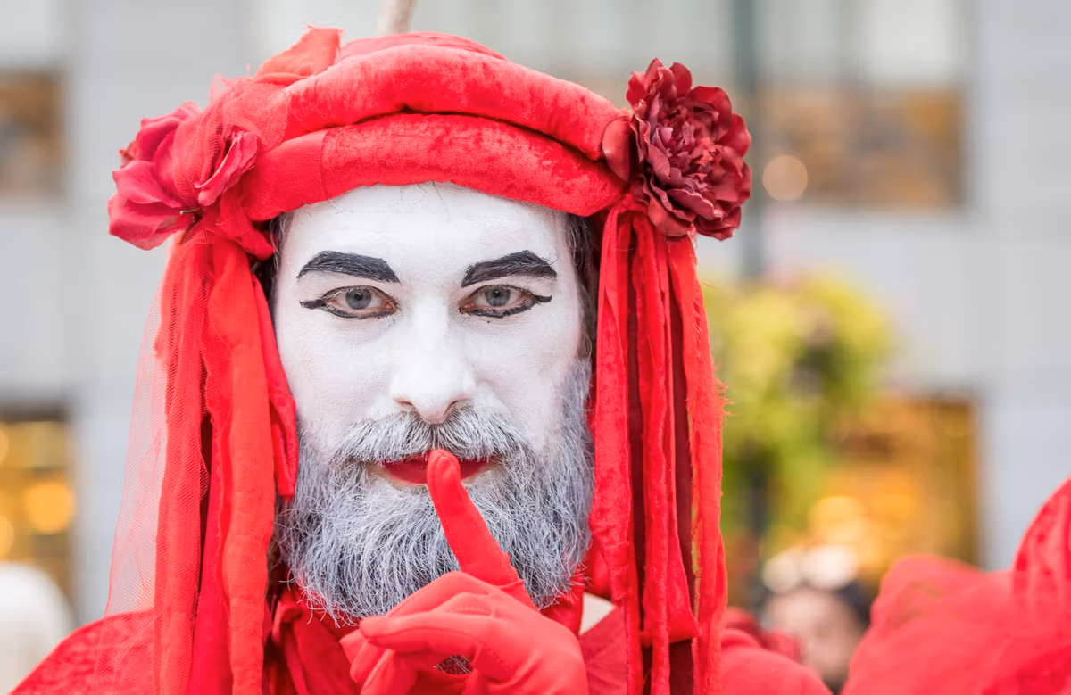 Fotogalerie: Extinction Rebellion symbolicky pohřbilo české lesy 22 2019 09 24 pohreb lesu 1920 zewlakk 8089