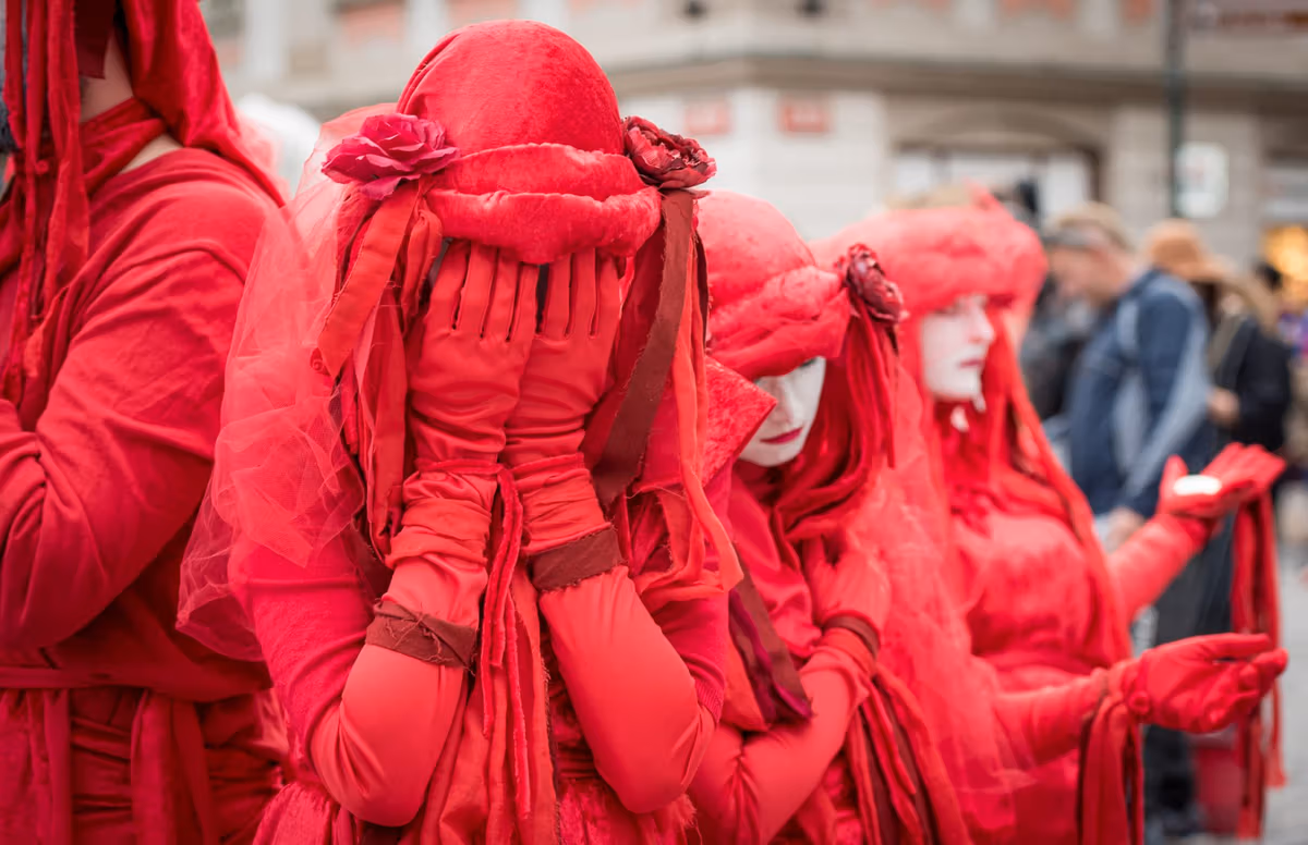 Fotogalerie: Extinction Rebellion symbolicky pohřbilo české lesy 23 2019 09 24 pohreb lesu 1920 zewlakk 8094