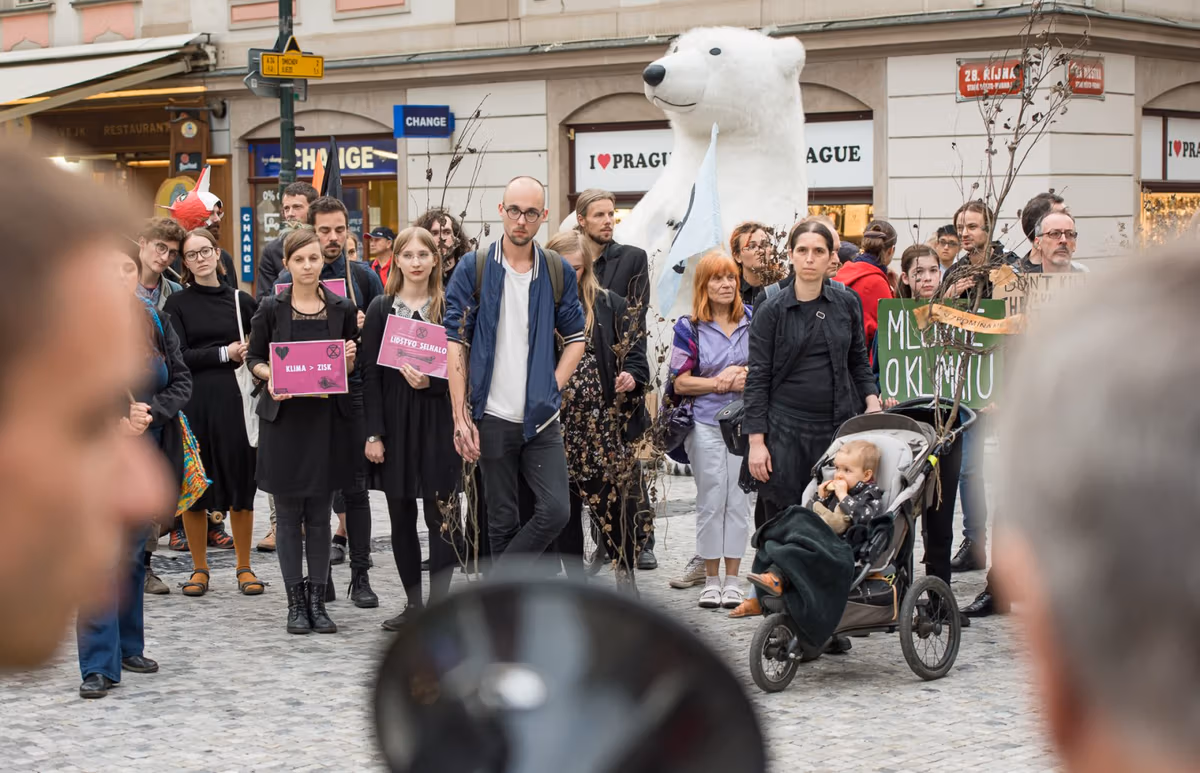 Fotogalerie: Extinction Rebellion symbolicky pohřbilo české lesy 24 2019 09 24 pohreb lesu 1920 zewlakk 8107