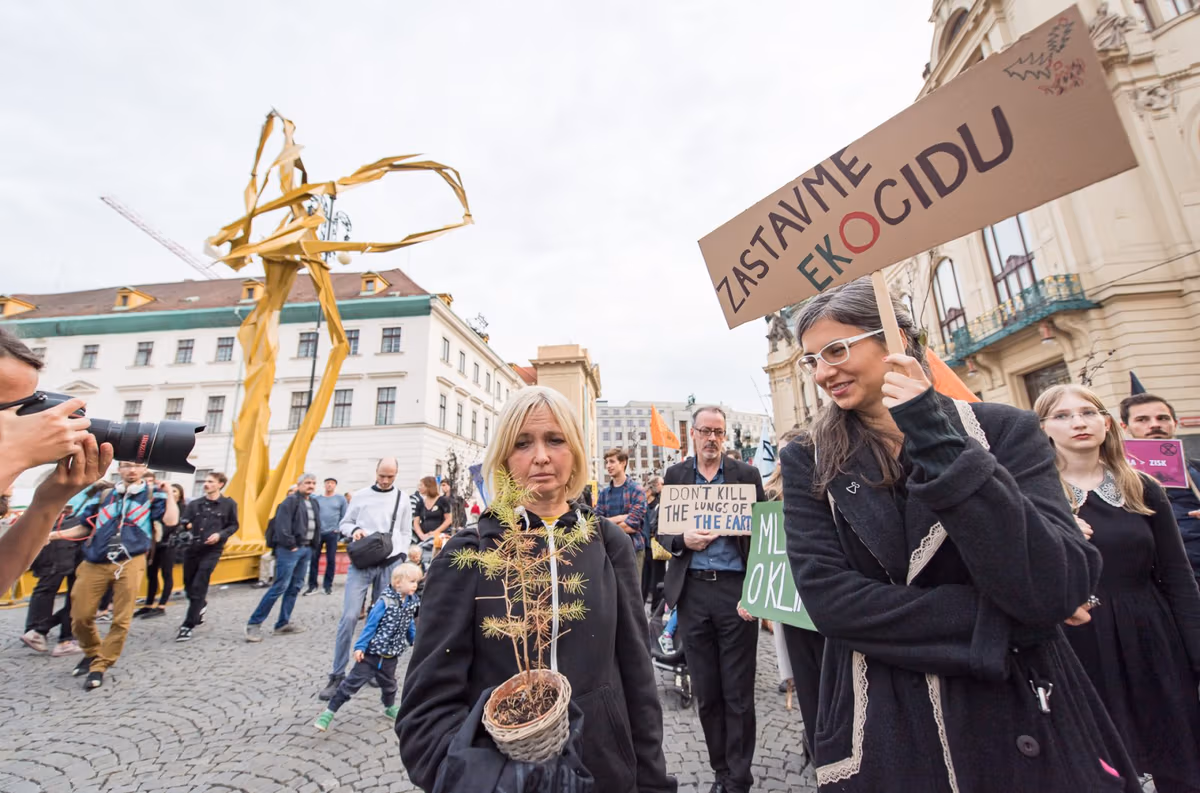 Fotogalerie: Extinction Rebellion symbolicky pohřbilo české lesy 25 2019 09 24 pohreb lesu 1920 zewlakk 8109