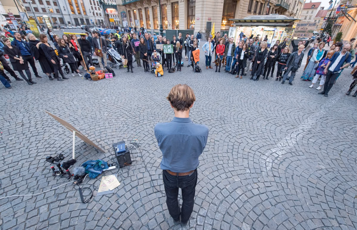 Fotogalerie: Extinction Rebellion symbolicky pohřbilo české lesy 26 2019 09 24 pohreb lesu 1920 zewlakk 8116