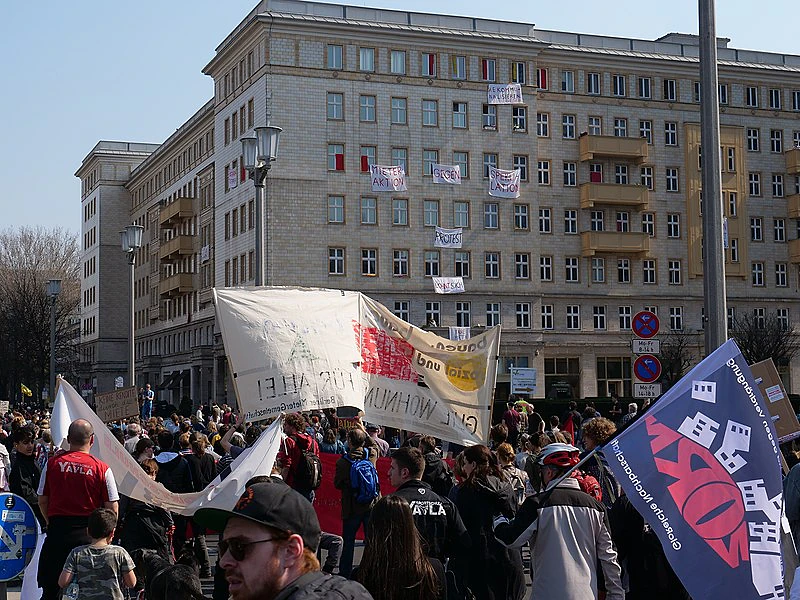 „Zmrazit nájmy a největší pronajímatele vyvlastnit.“ Podaří se Berlíňanům obojí? 11 13protest na Karl Marx Allee kterým začala iniciativa
