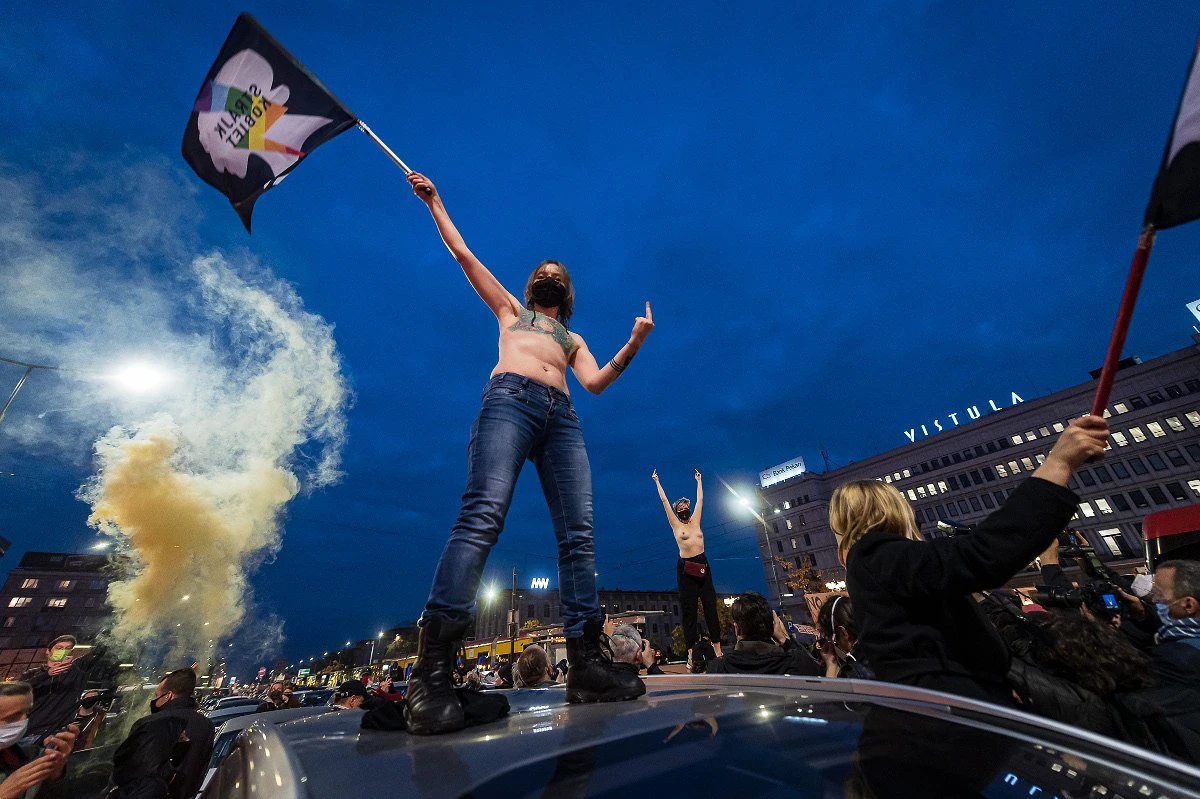 202 10 26 varsava PiS 2400px zewlakk 5176