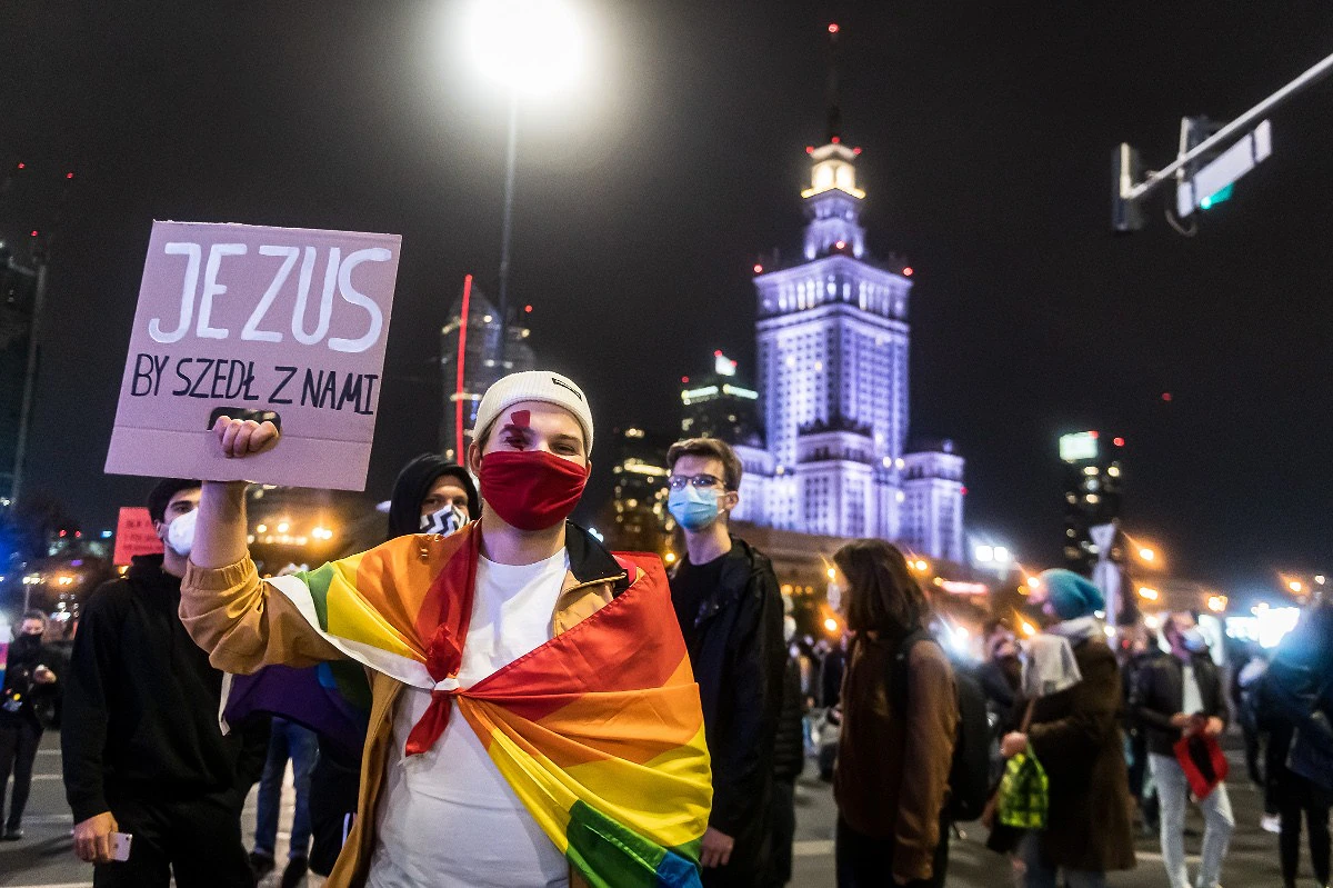 202 10 26 varsava PiS 2400px zewlakk 5532