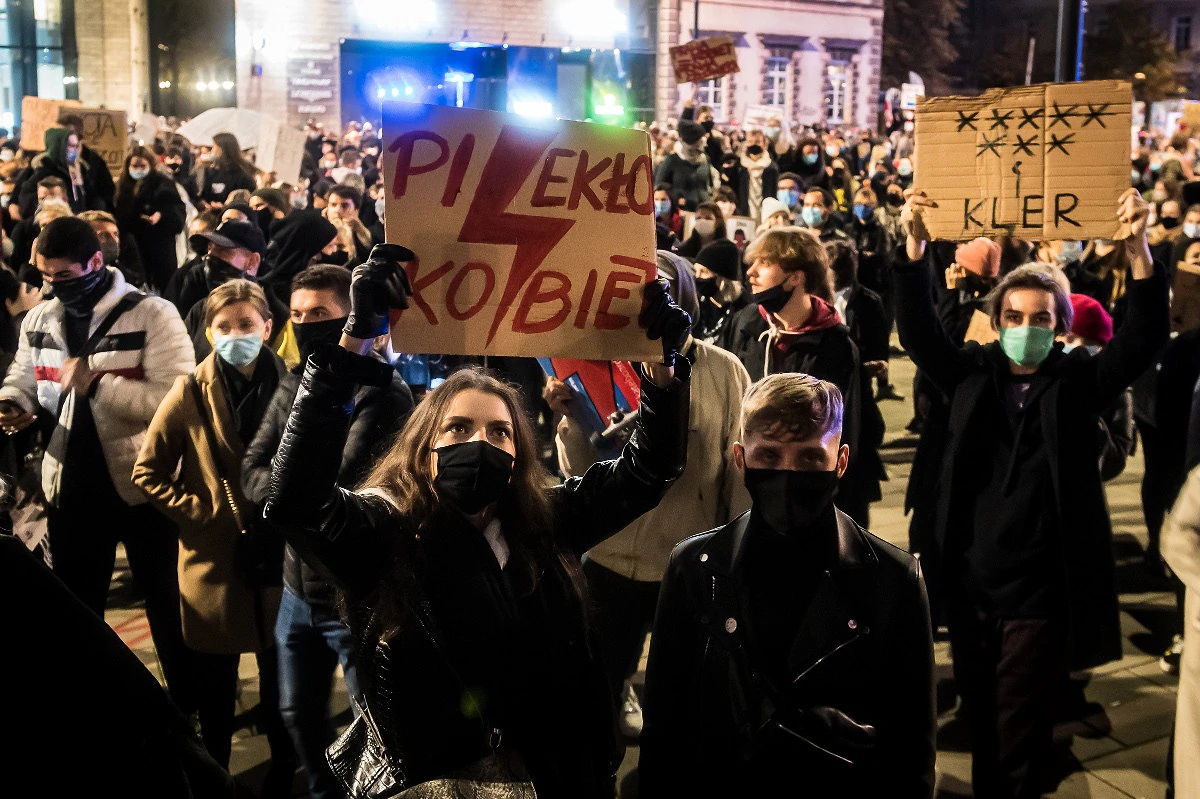 202 10 26 varsava PiS 2400px zewlakk 6265