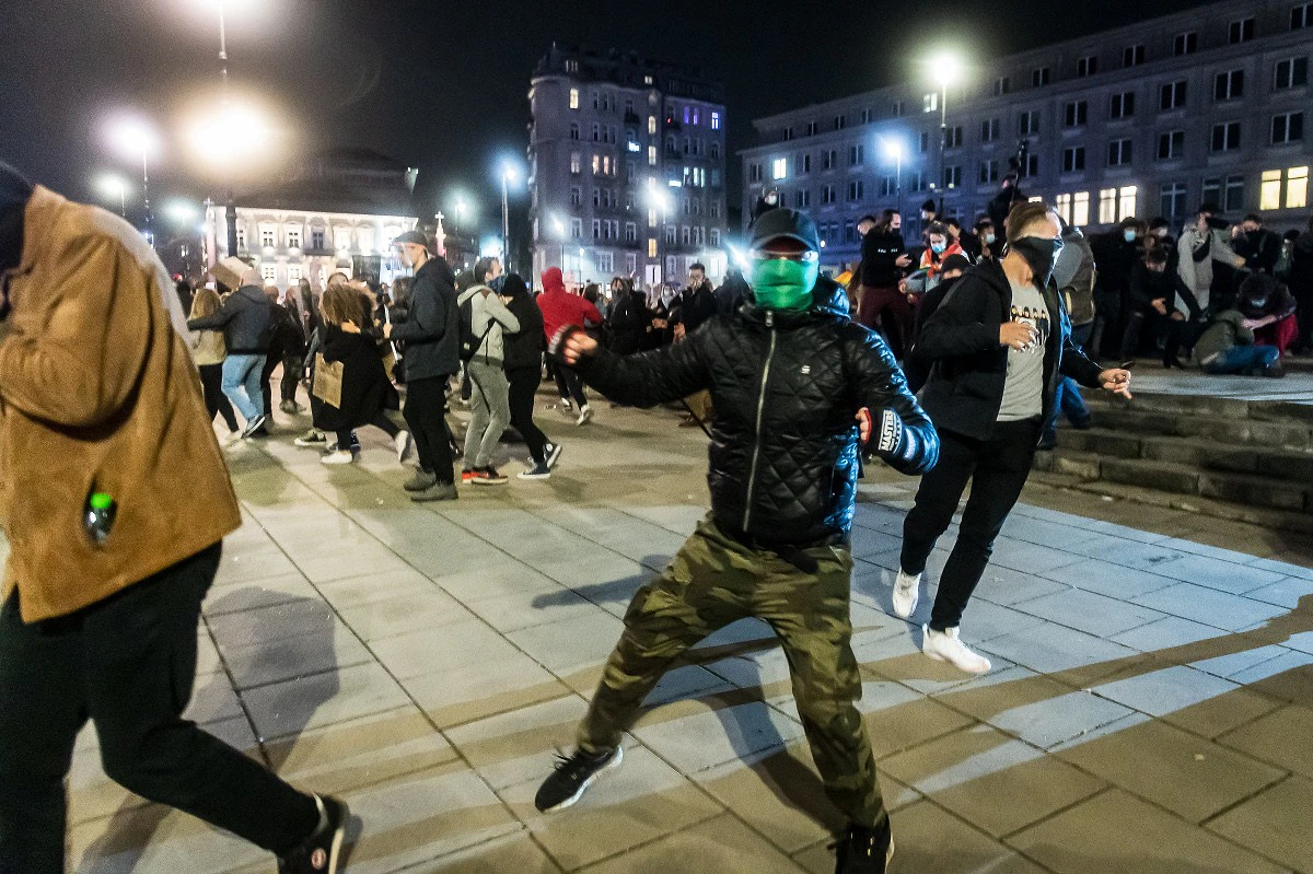 202 10 26 varsava PiS 2400px zewlakk 6378