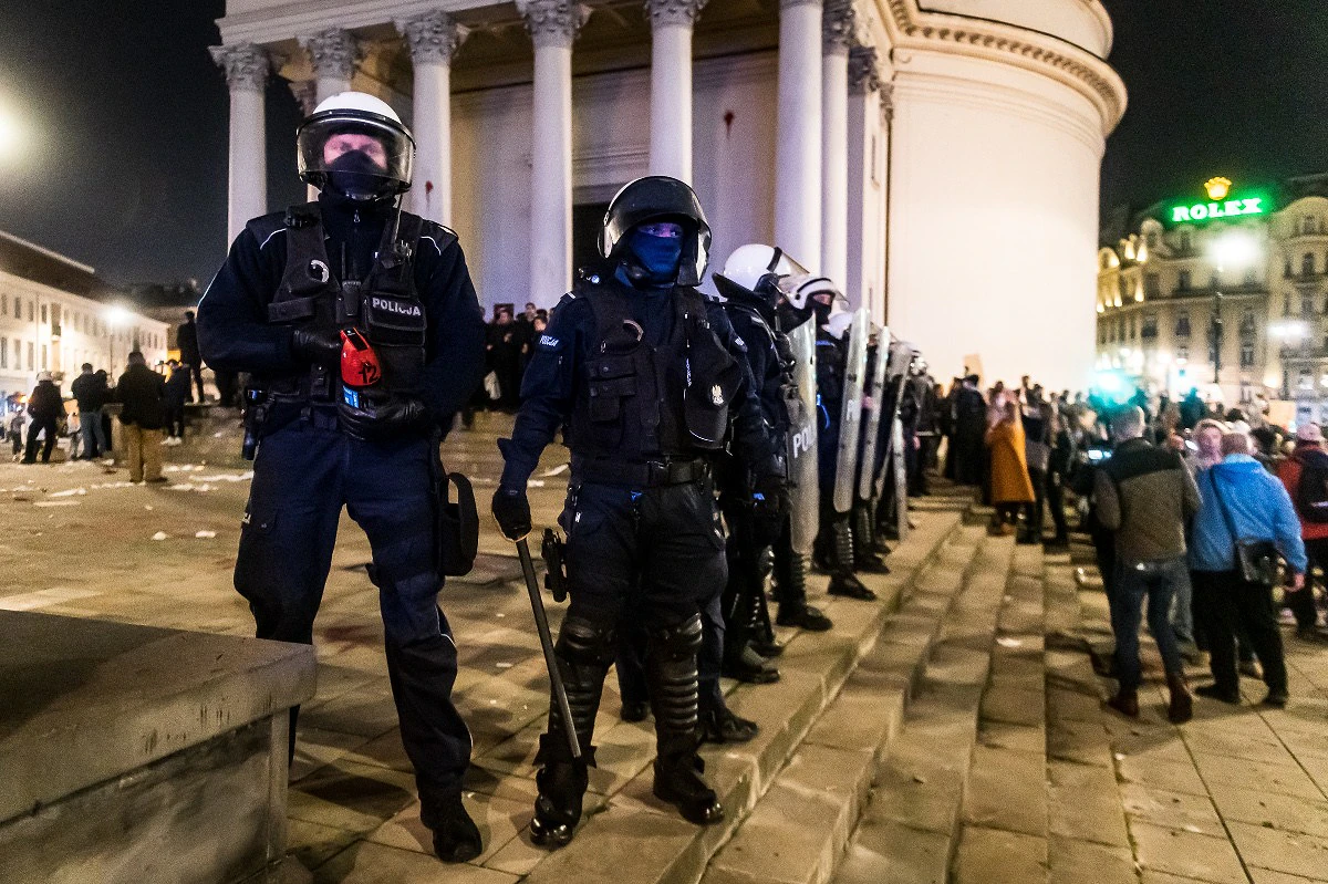 202 10 26 varsava PiS 2400px zewlakk 6464