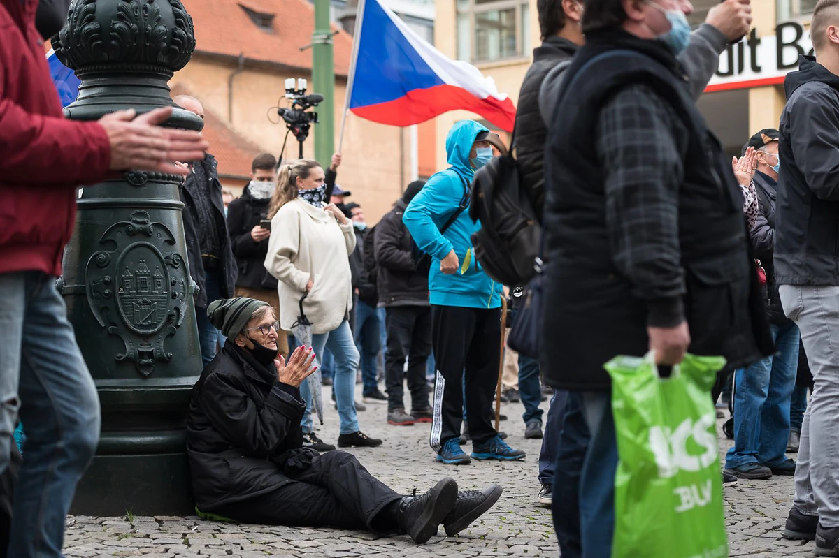 „Každý z nás je blanický rytíř.“ Fotoreportáž z demonstrace proti opatřením vlády 12 202 10 28 demo antirousky republika 2400px zewlakk 6963