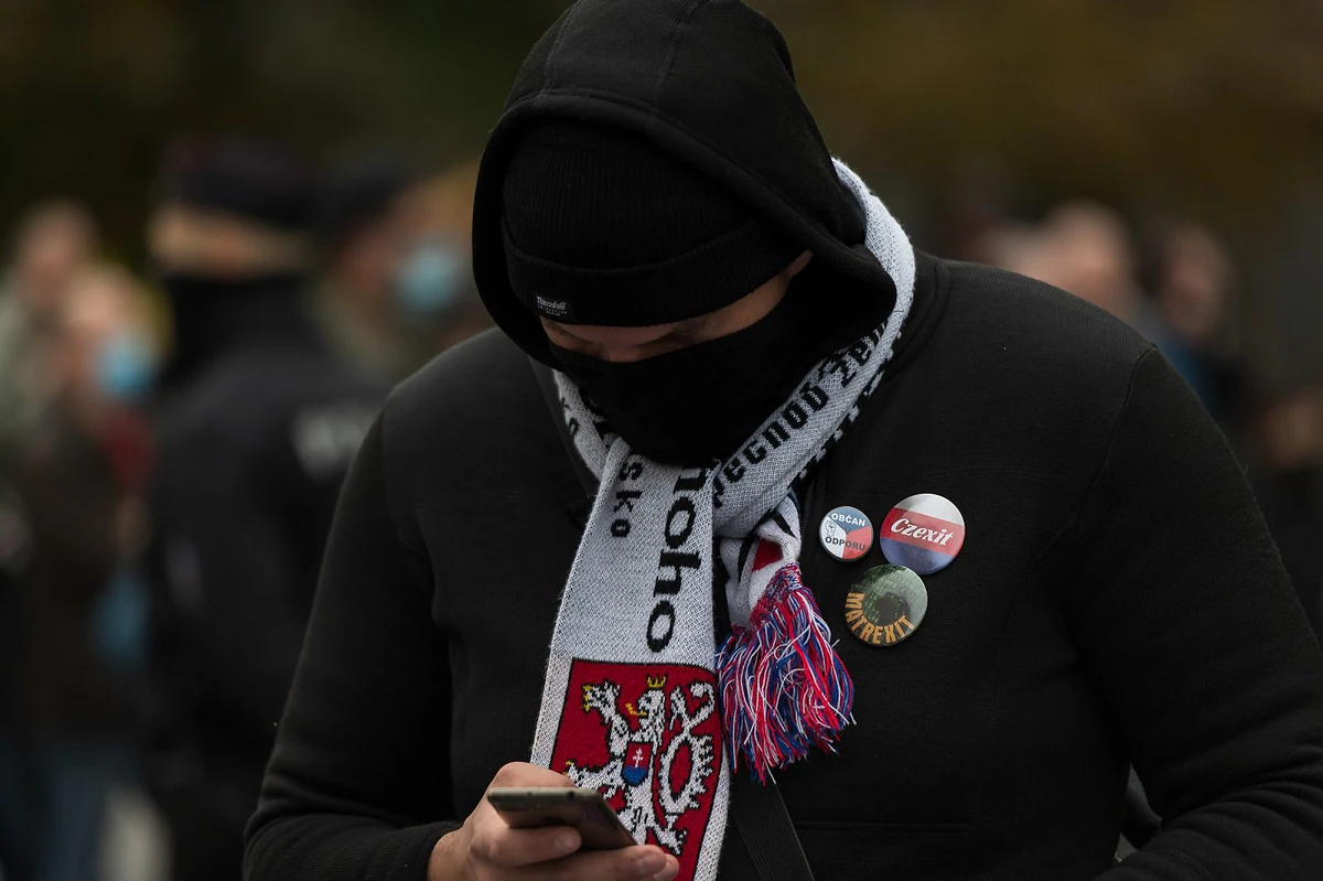 „Každý z nás je blanický rytíř.“ Fotoreportáž z demonstrace proti opatřením vlády 21 202 10 28 demo antirousky republika 2400px zewlakk 7091