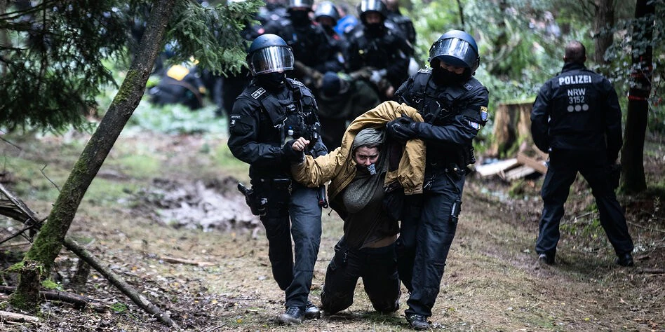 V Dannenrodském lese stále vzdoruje policejnímu vyklizení několik vesniček v korunách stromů 4 pp25