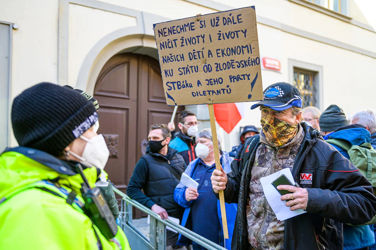 Nuda na chvíli zmizela, ale frustrace zůstává. Fotoreport z antirouškařské neděle 34 2021 03 07 chcipl pes 2400 zewlakk 8604