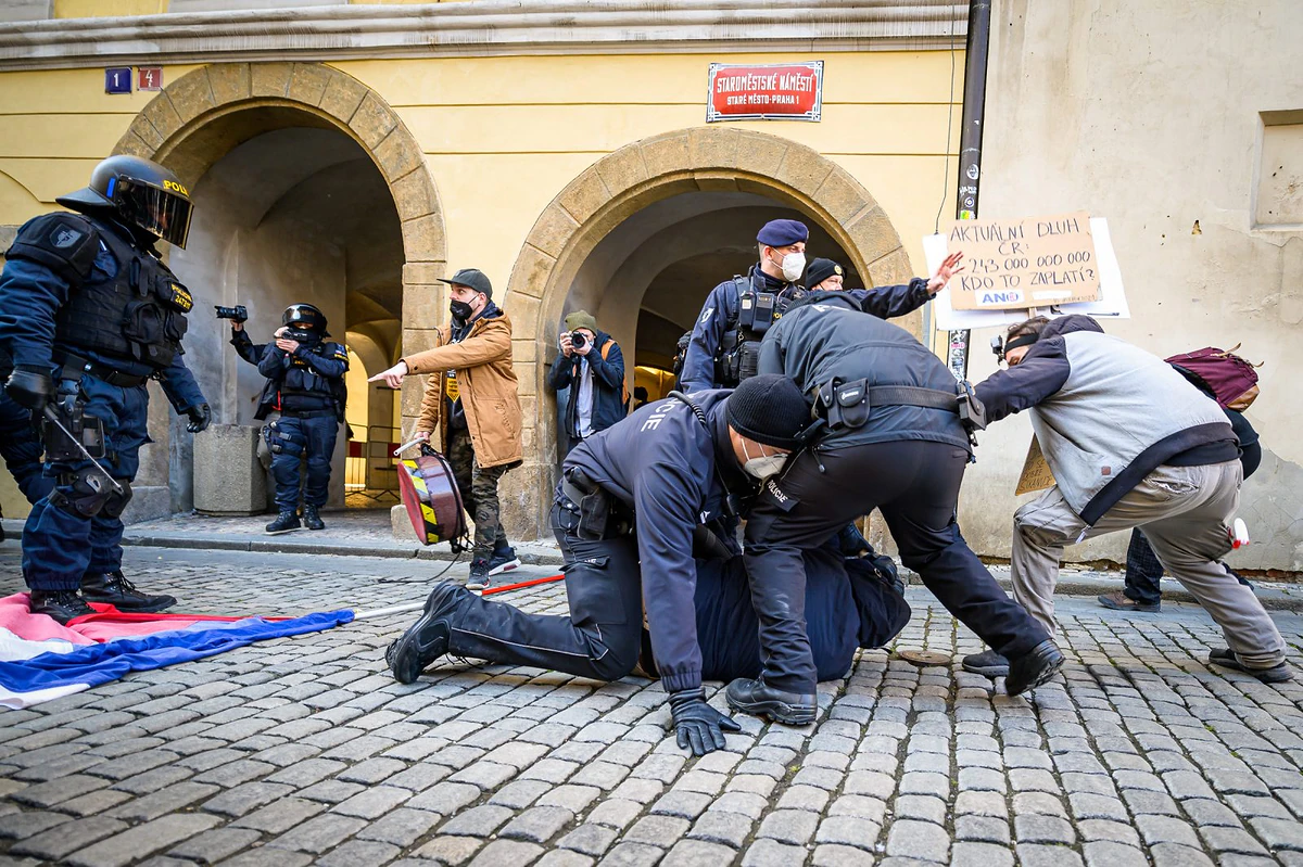 Nuda na chvíli zmizela, ale frustrace zůstává. Fotoreport z antirouškařské neděle 23 2021 03 07 chcipl pes 2400 zewlakk 8804