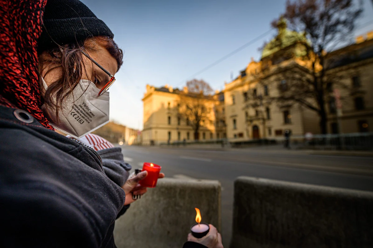 „Chraňme životy, zastavme průmysl.“ Fotoreport z protestu před Úřadem vlády 11 2021 03 09 zastavme covidl 2400 zewlakk 0119
