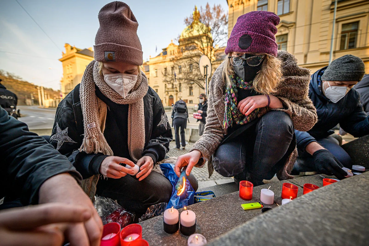 „Chraňme životy, zastavme průmysl.“ Fotoreport z protestu před Úřadem vlády 10 2021 03 09 zastavme covidl 2400 zewlakk 0145