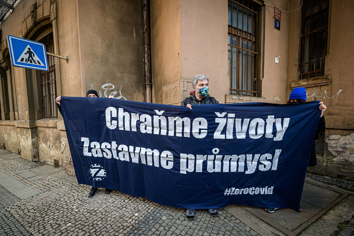 „Chraňme životy, zastavme průmysl.“ Fotoreport z protestu před Úřadem vlády 9 2021 03 09 zastavme covidl 2400 zewlakk 0158