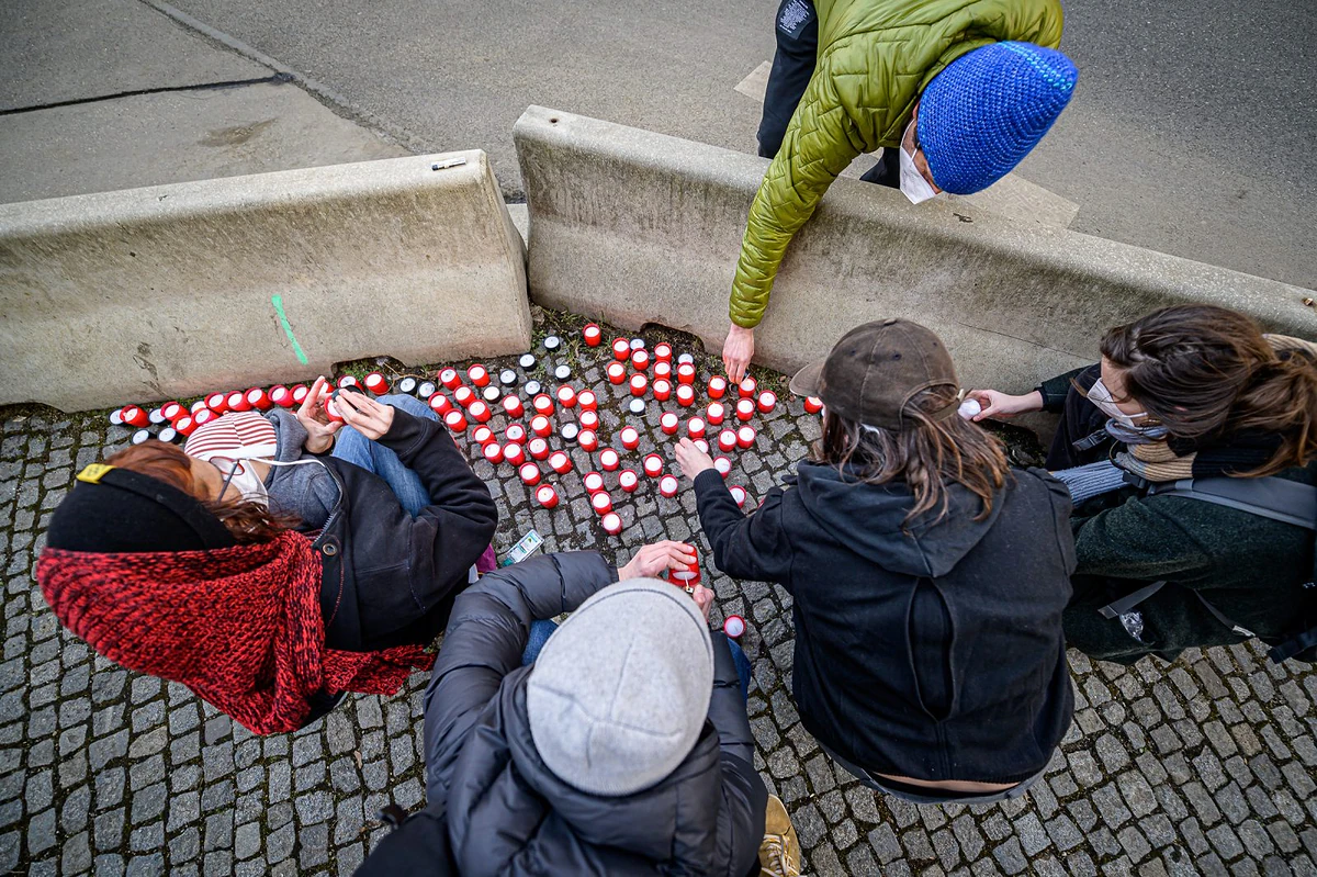 „Chraňme životy, zastavme průmysl.“ Fotoreport z protestu před Úřadem vlády 8 2021 03 09 zastavme covidl 2400 zewlakk 0203