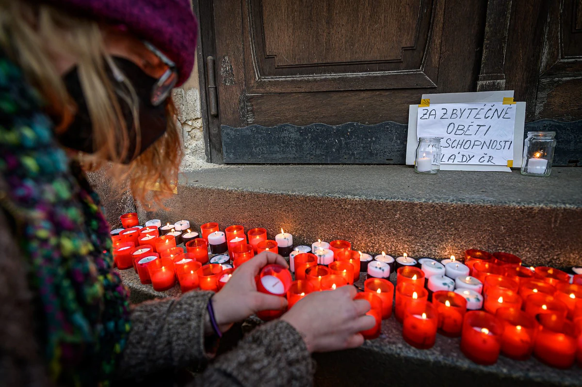 „Chraňme životy, zastavme průmysl.“ Fotoreport z protestu před Úřadem vlády 6 2021 03 09 zastavme covidl 2400 zewlakk 0278