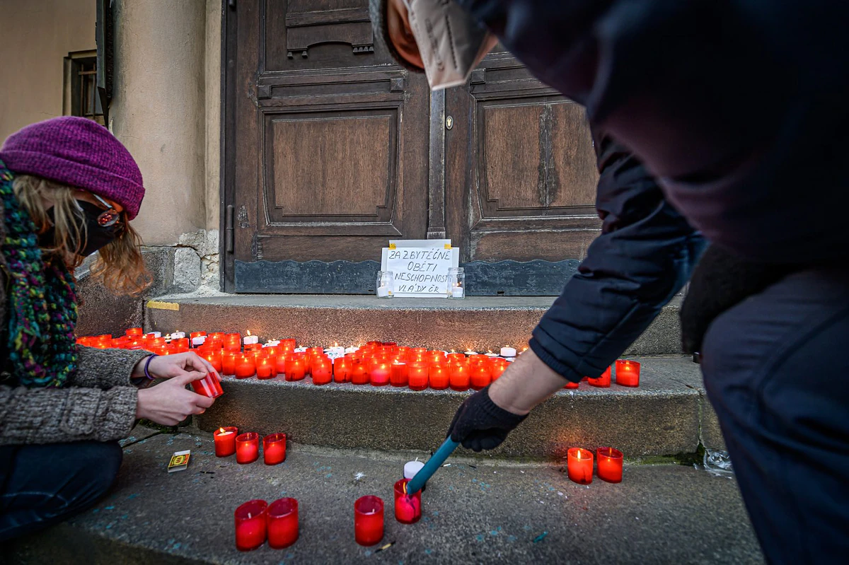 „Chraňme životy, zastavme průmysl.“ Fotoreport z protestu před Úřadem vlády 5 2021 03 09 zastavme covidl 2400 zewlakk 0294