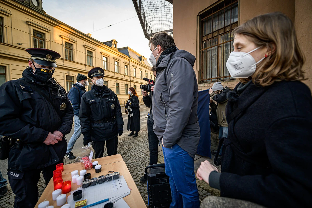 „Chraňme životy, zastavme průmysl.“ Fotoreport z protestu před Úřadem vlády 4 2021 03 09 zastavme covidl 2400 zewlakk 0301
