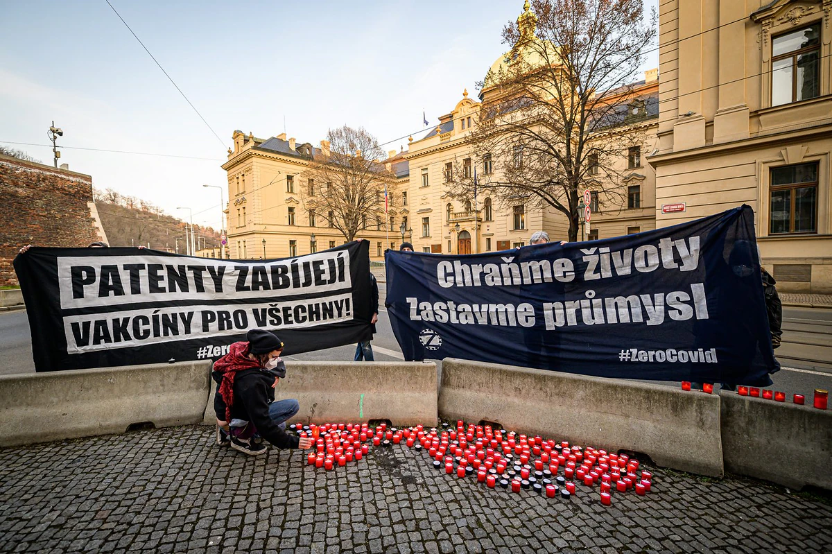 „Chraňme životy, zastavme průmysl.“ Fotoreport z protestu před Úřadem vlády 3 2021 03 09 zastavme covidl 2400 zewlakk 0401