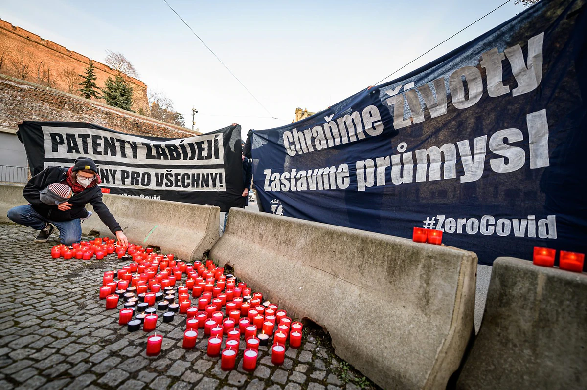 „Chraňme životy, zastavme průmysl.“ Fotoreport z protestu před Úřadem vlády 2 2021 03 09 zastavme covidl 2400 zewlakk 0418