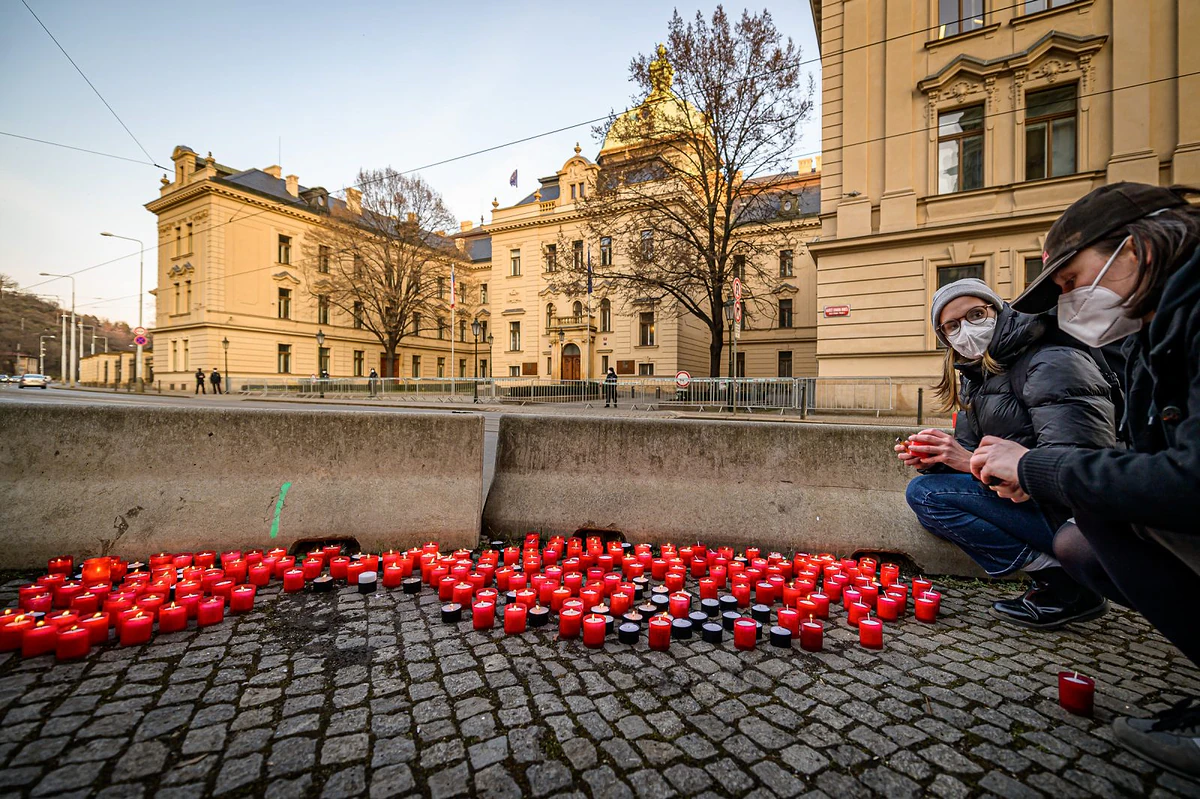 „Chraňme životy, zastavme průmysl.“ Fotoreport z protestu před Úřadem vlády 1 2021 03 09 zastavme covidl 2400 zewlakk 0441