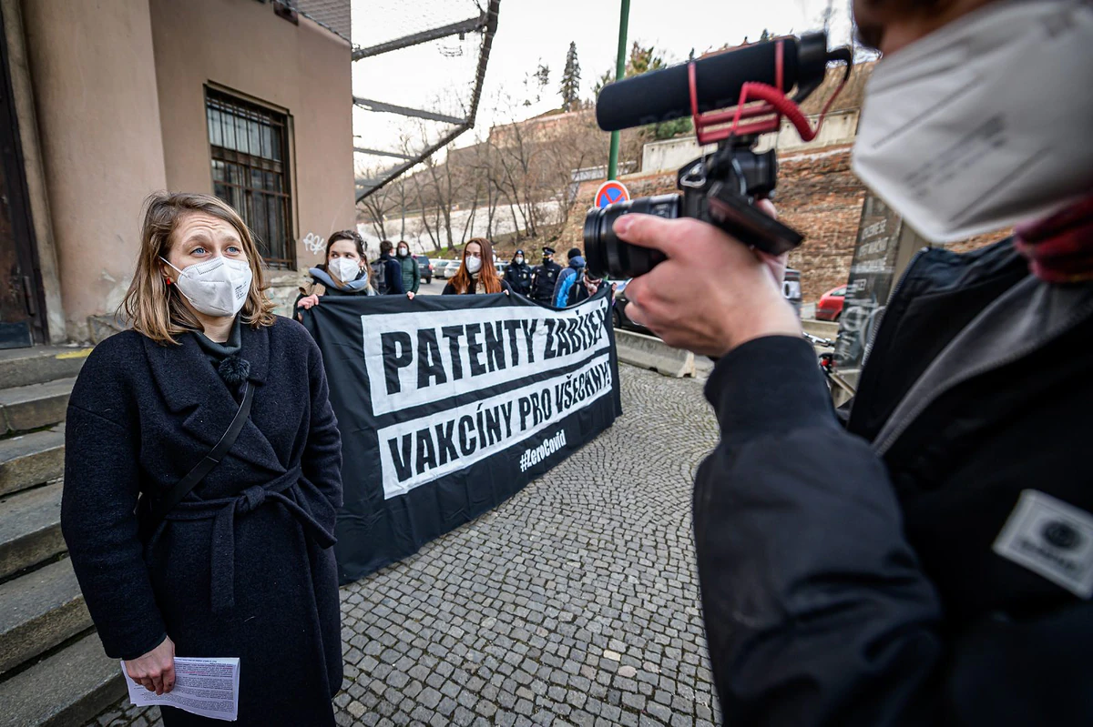 „Chraňme životy, zastavme průmysl.“ Fotoreport z protestu před Úřadem vlády 18 2021 03 09 zastavme covidl 2400 zewlakk 0469