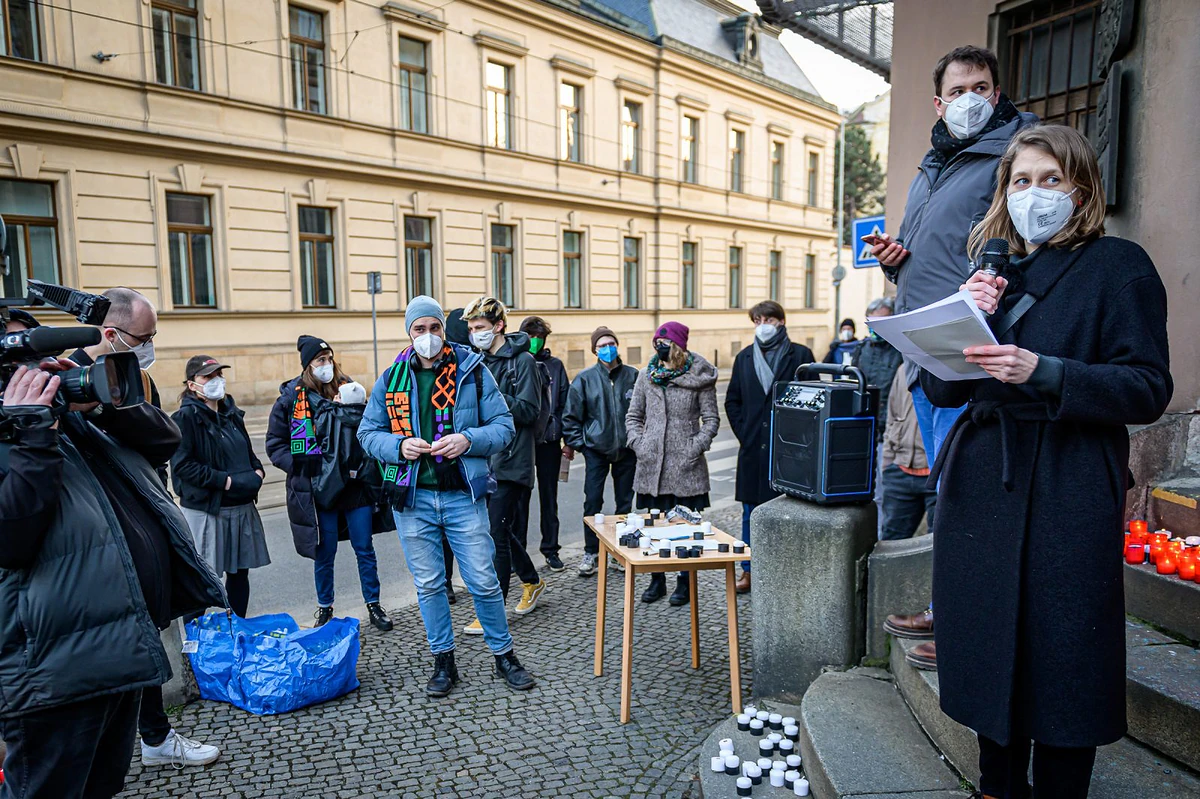„Chraňme životy, zastavme průmysl.“ Fotoreport z protestu před Úřadem vlády 15 2021 03 09 zastavme covidl 2400 zewlakk 0511