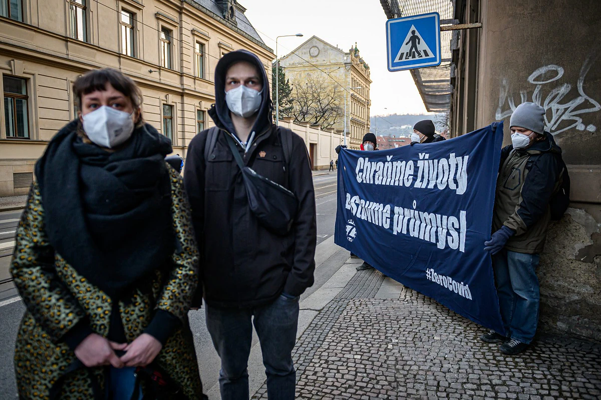 „Chraňme životy, zastavme průmysl.“ Fotoreport z protestu před Úřadem vlády 14 2021 03 09 zastavme covidl 2400 zewlakk 0518