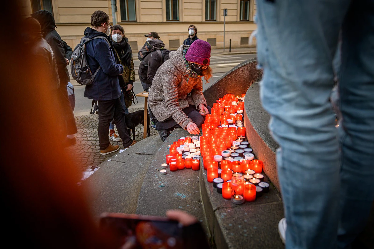 „Chraňme životy, zastavme průmysl.“ Fotoreport z protestu před Úřadem vlády 13 2021 03 09 zastavme covidl 2400 zewlakk 0527